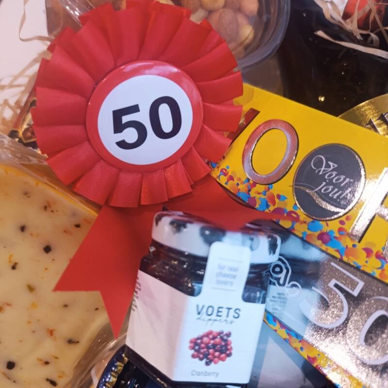 Vier een bijzondere 50e verjaardag met de feestelijke Abraham pakketten van Kadootjethuis.nl. Onze pakketten zijn rijkelijk gevuld met lekkers en leuke producten om de jarige écht in het zonnetje te zetten. 