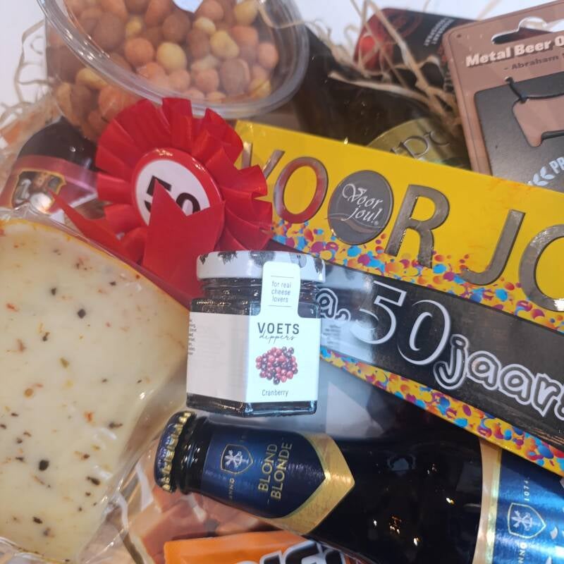 Vier een bijzondere 50e verjaardag met de feestelijke Abraham pakketten van Kadootjethuis.nl. Onze pakketten zijn rijkelijk gevuld met lekkers en leuke producten om de jarige écht in het zonnetje te zetten. 