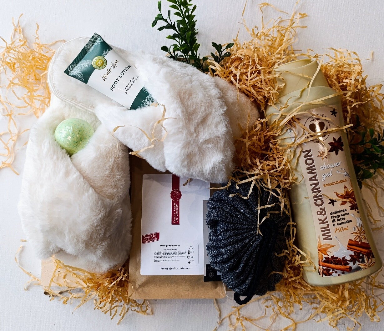 Winters Verzorgingspakket – Houten pallet met fluffy slippers & Wellness