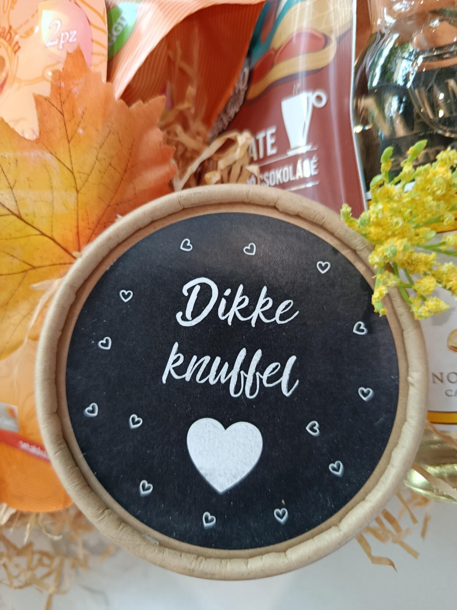 Breng de sfeer van de herfst in huis met dit heerlijke pakket vol warme geuren, smaken en verwenmomentjes. Perfect als opkikker, verjaardagscadeau of gewoon om iemand (of jezelf!) te verwennen in de knusse herfstdagen.