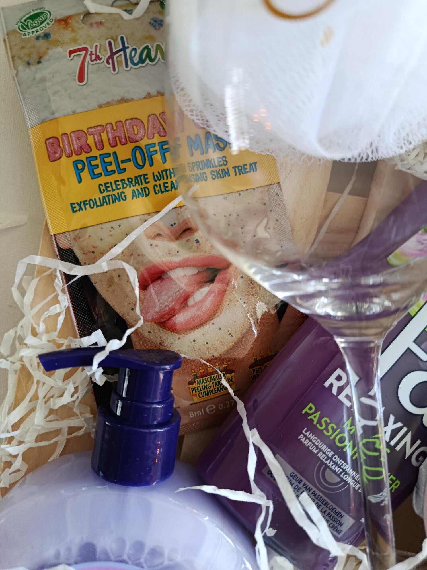 Iemand een opkikkertje nodig? Stuur dan dit XL opkikker cadeaupakket, bomvol heerlijke producten die zorgen voor een verwenmoment! Perfect voor elke gelegenheid, van een oppepper tot een gezellig moment voor jezelf of een ander.
