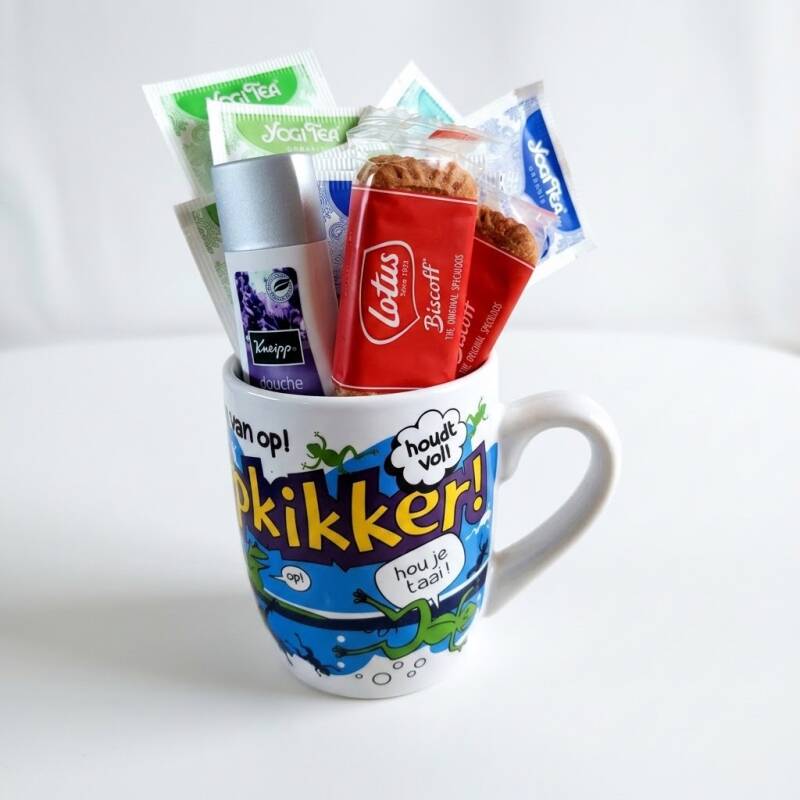 Verras iemand die wel een opkikkertje kan gebruiken met onze populaire opkikker mok. Dit fijne cadeaupakket bevat een leuke mok, 12 zakjes thee, een kleine douchegel en heerlijke koekjes. Perfect om even een ontspannen momentje voor  te creëren. Een warm,