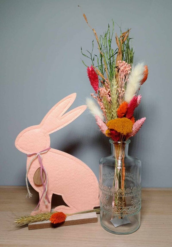 Paasdecoratie met droogbloemen.