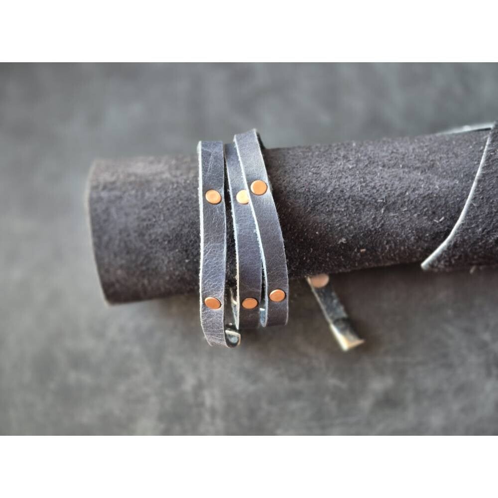 Lederwickelarmband in Schwarz mit Kupfernieten & Magnetverschluss