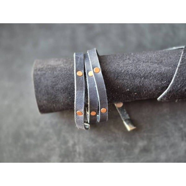 Lederwickelarmband in Schwarz mit Kupfernieten & Magnetverschluss