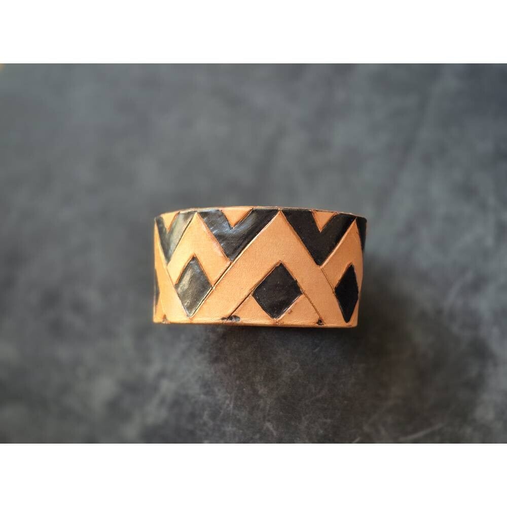 Leder-Cuff Natur/Beige-Handbemalte Chevron-Motive, Schwarz