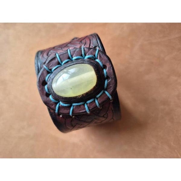 Tribal-Design mit Glasstein Lederarmband