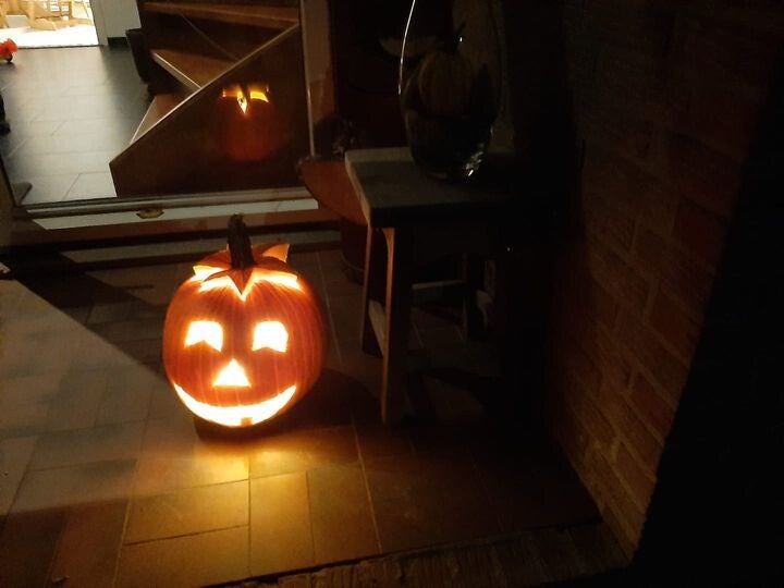 halloween-met-lamp-standard.jpg
