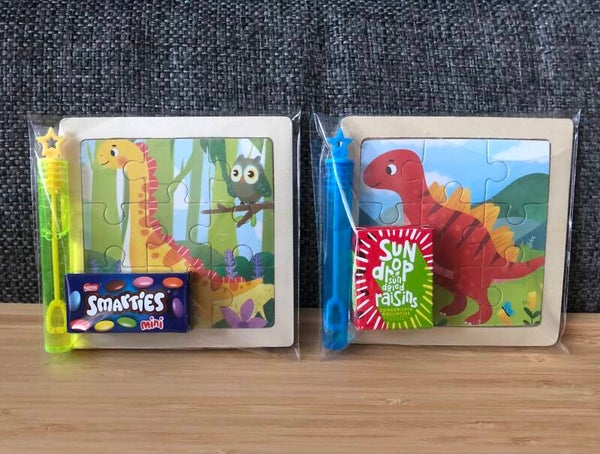 Traktatie met houten puzzeltje Dino’s