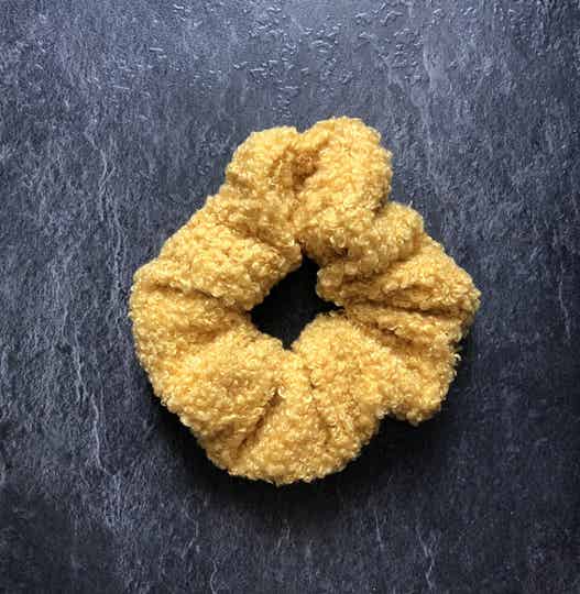 Scrunchie fluffy okergeel