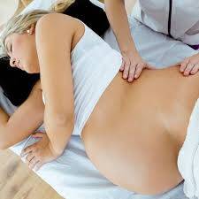 femme enceinte resevant un massge 