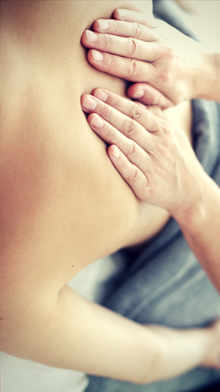 des mains sur un dos, pour un massage 