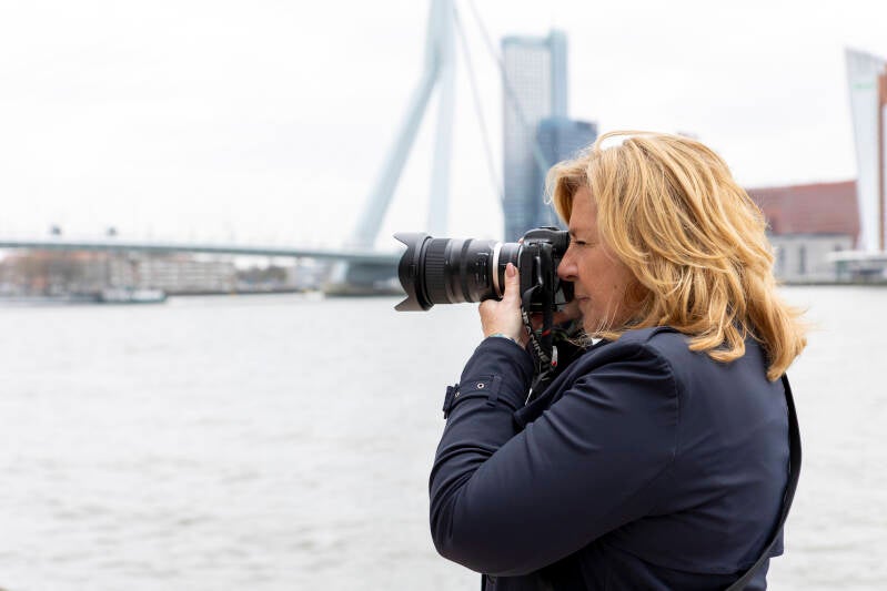 High End bedrijfsfotograaf Jeanine van FotoJeaniek in actie tijdens een fotoshoot op locatie in regio Rotterdam