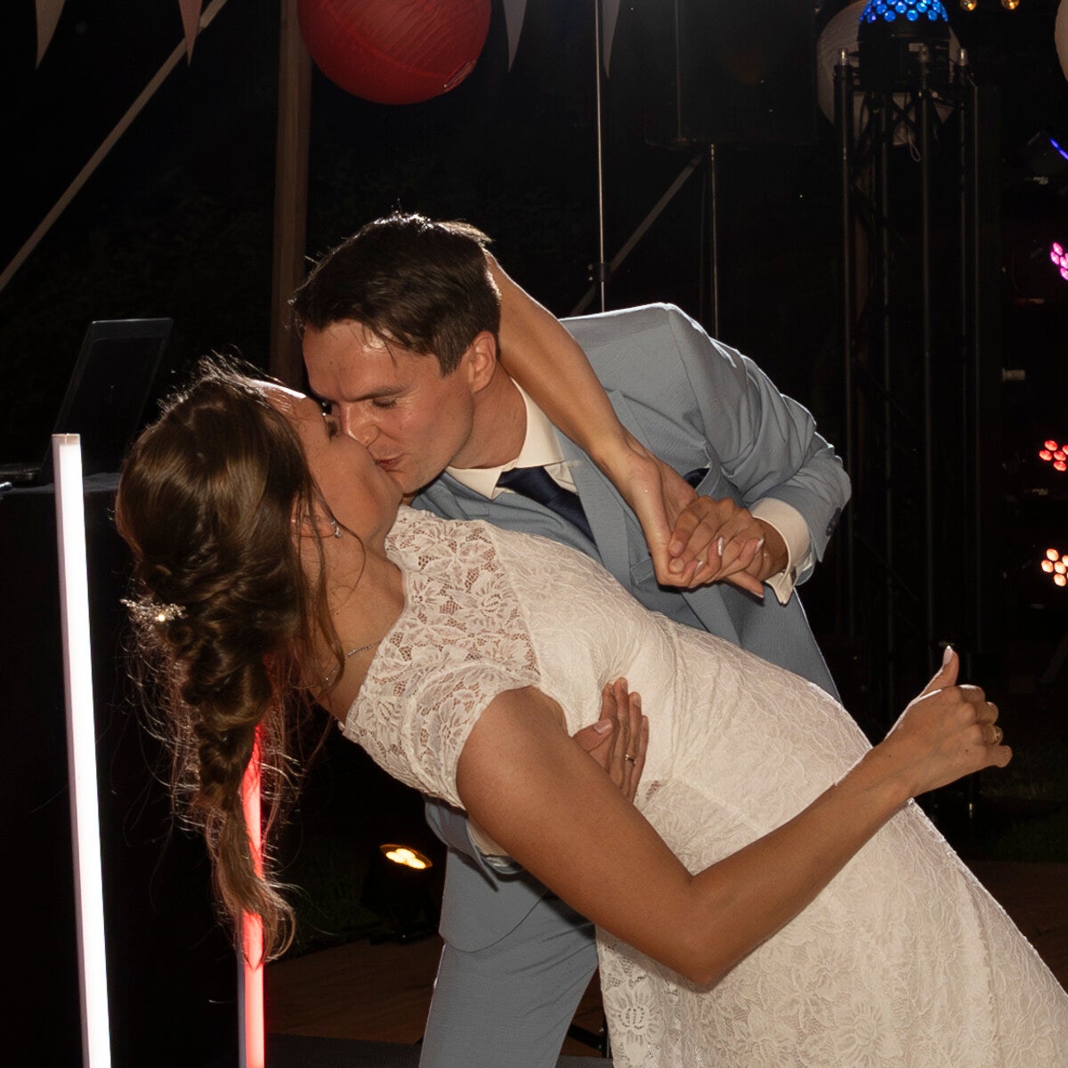 High-end trouwfotograaf Schiedam, Rotterdam, bruidspaar  tijdens het feest.
