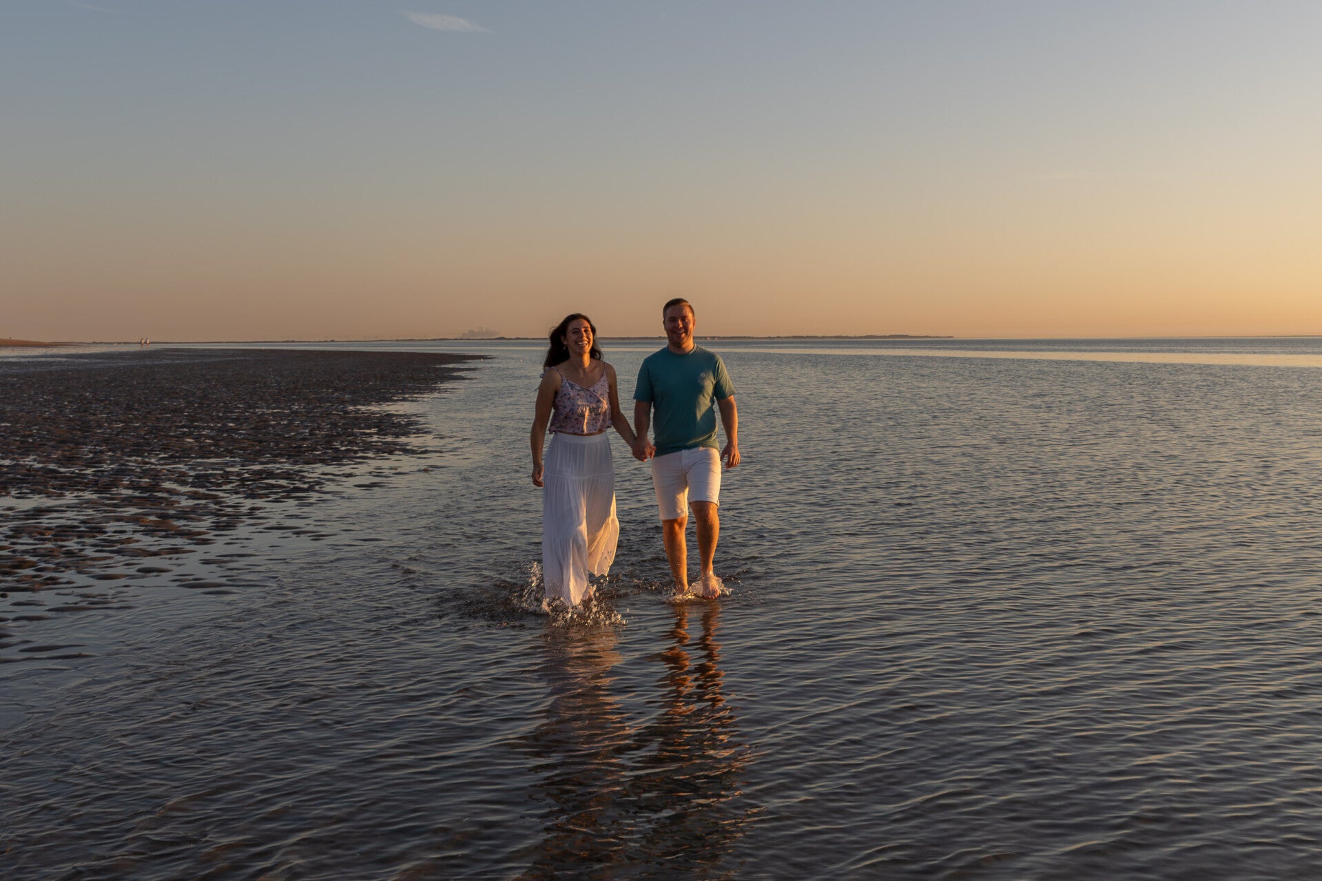 Pre-weddingshoot op het strand van Ouddorp van een aanstaand bruidspaar door trouwfotograaf FotoJeaniek