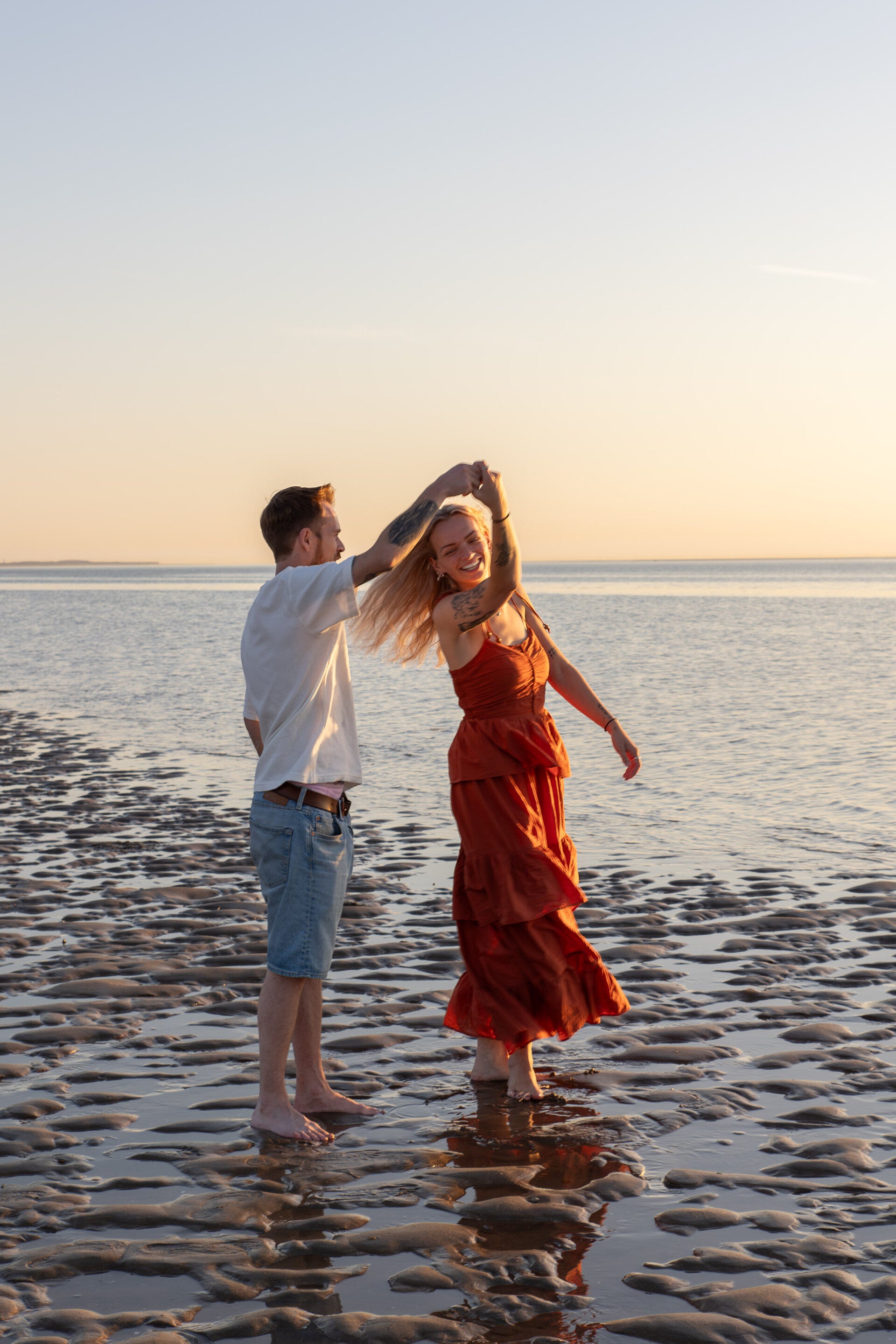 Romantische loveshoot en trouwfotografie op strand van Ouddorp met een relaxed en spontaan koppel