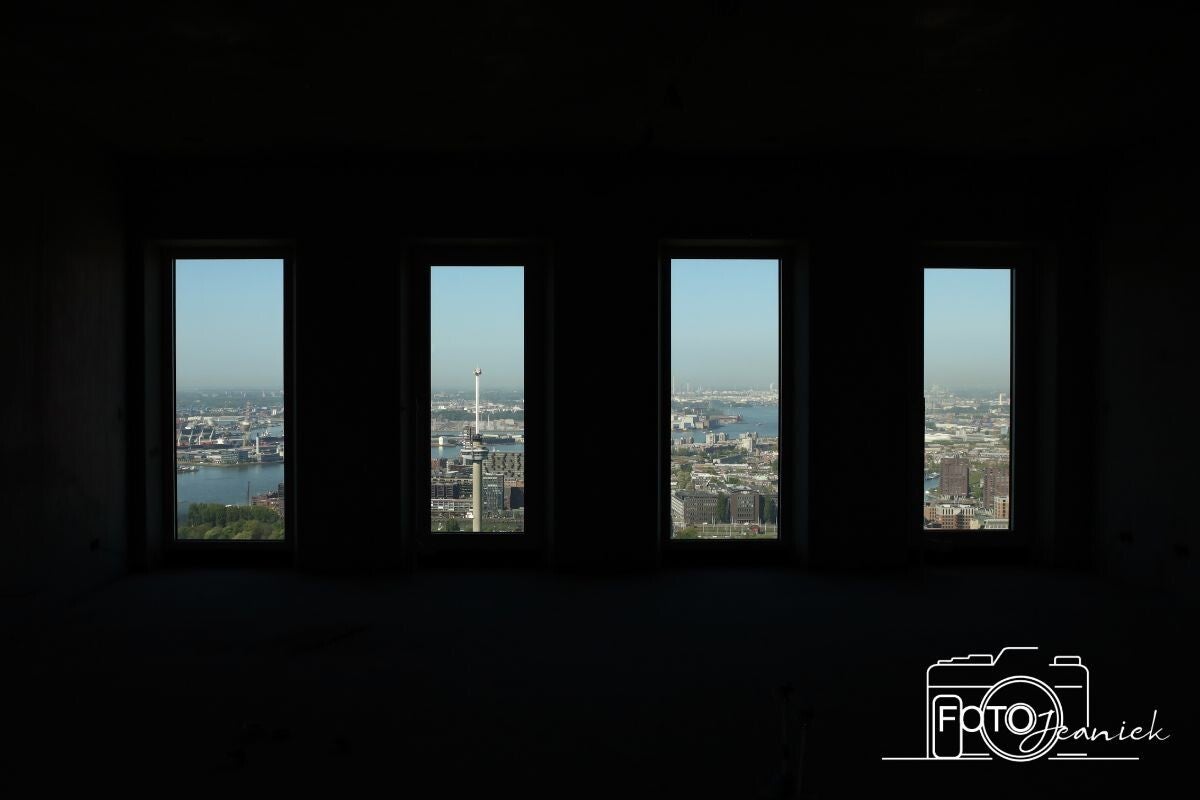 Bedrijfsfotografie tijdens afbouw casco Zalmhaventoren in Rotterdam met zicht op Euromast