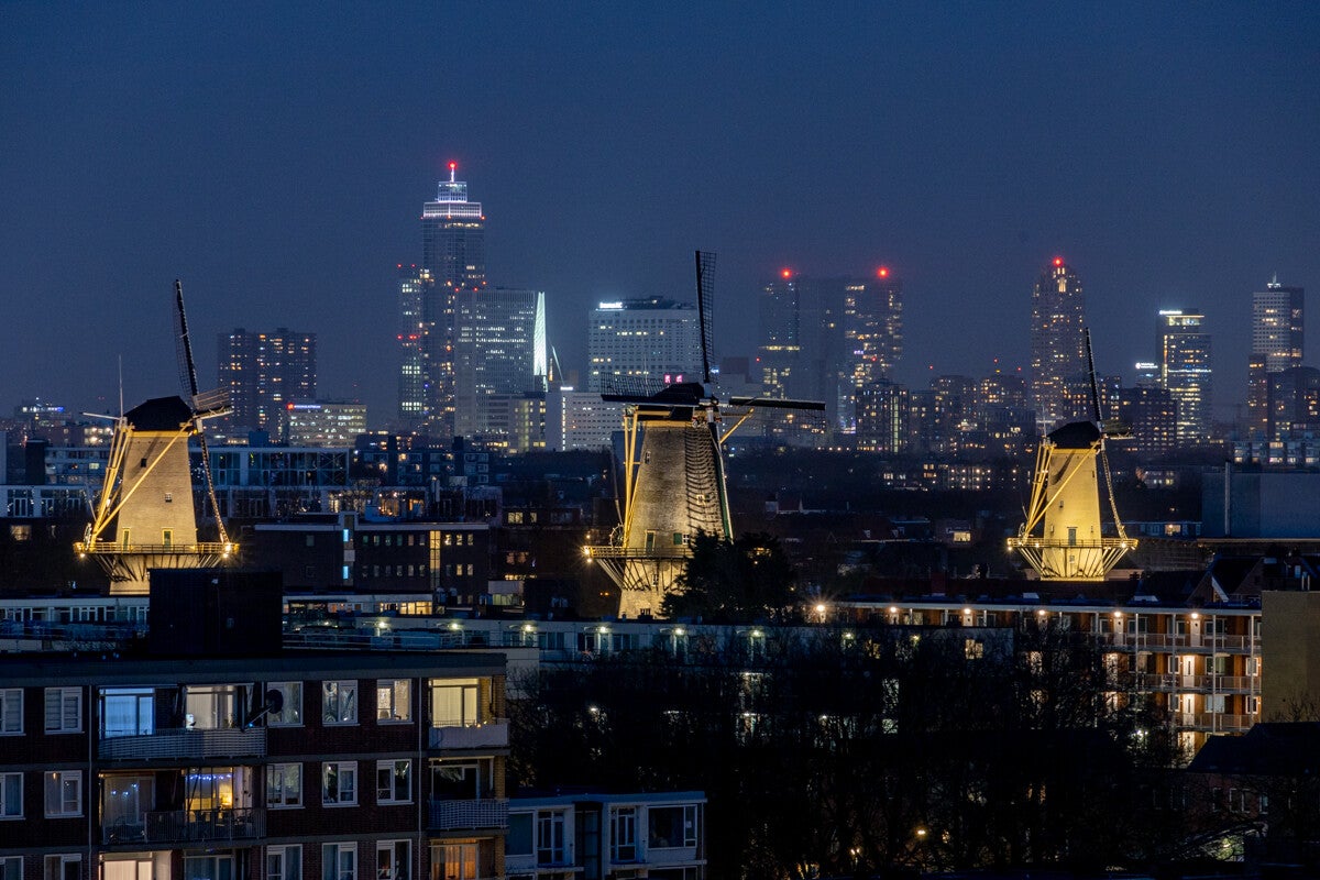 Schiedamse molens met op de achtergrond de skyline van Rotterdam