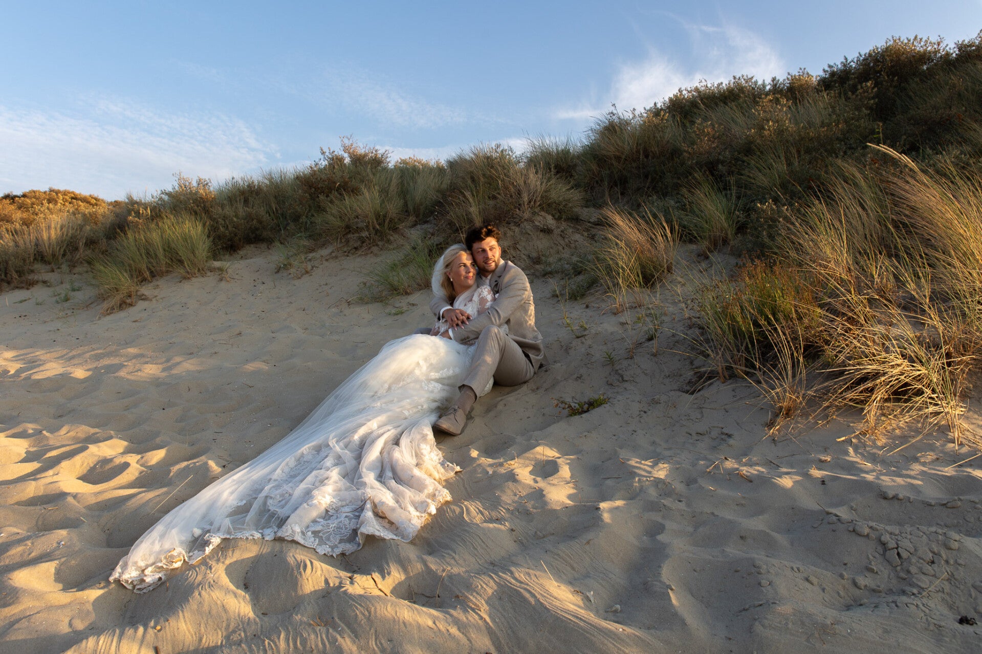 Exclusieve trouwfotografie in Ouddorp door high-end trouwfotograaf FotoJeaniek: bruidspaar in de duinen