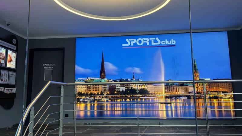 Treppenaufgang zu den Praxis- und Umkleideräumen im Sports Club Hamburg-Volksdorf