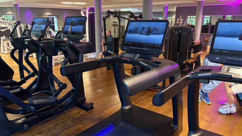 Trainingsbereich mit modernen Fitnessgeräten im Sports Club Hamburg-Volksdorf