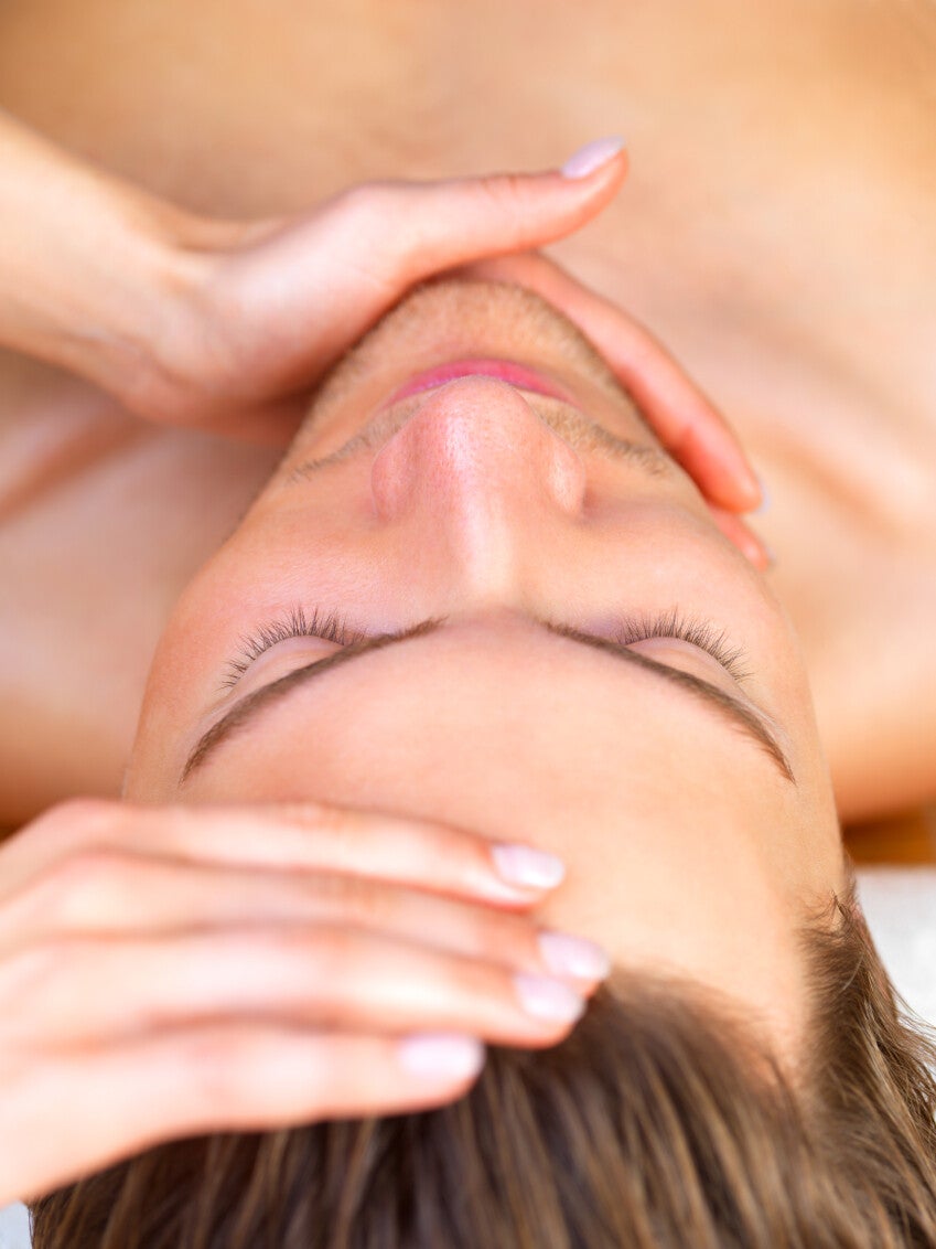 Entspannte Frau bei einer ausgedehnten Max Wellness-Massage im Nackenbereich
