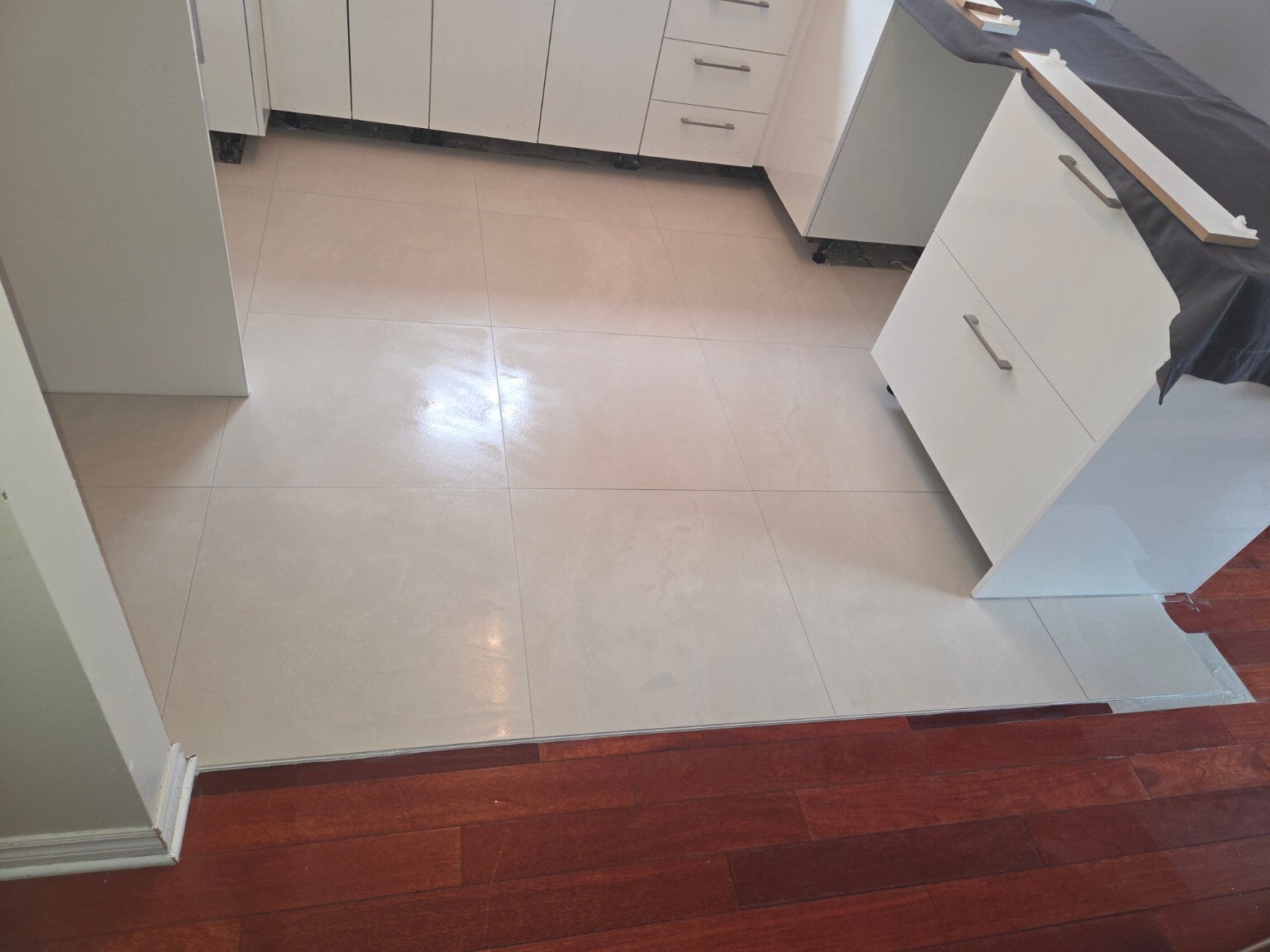 APRÈS — plancher de cuisine en porcelaine grand format