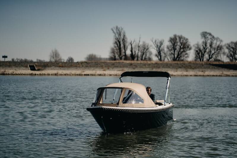 lagoamore595tender1-2.jpg