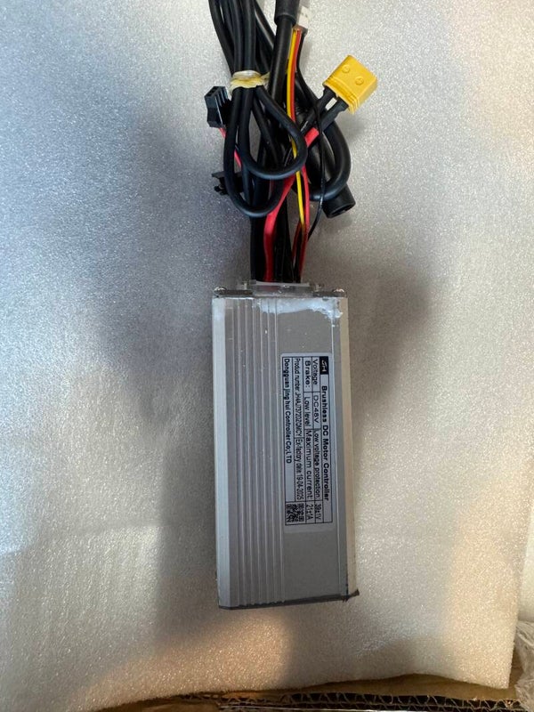 dealer -  rode stekker motor Qmwheel V20 controller 2025 - korte achterlichtkabel - controller onder de zadel