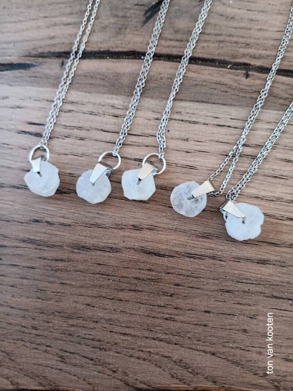 Maansteentje met zilveren ketting
