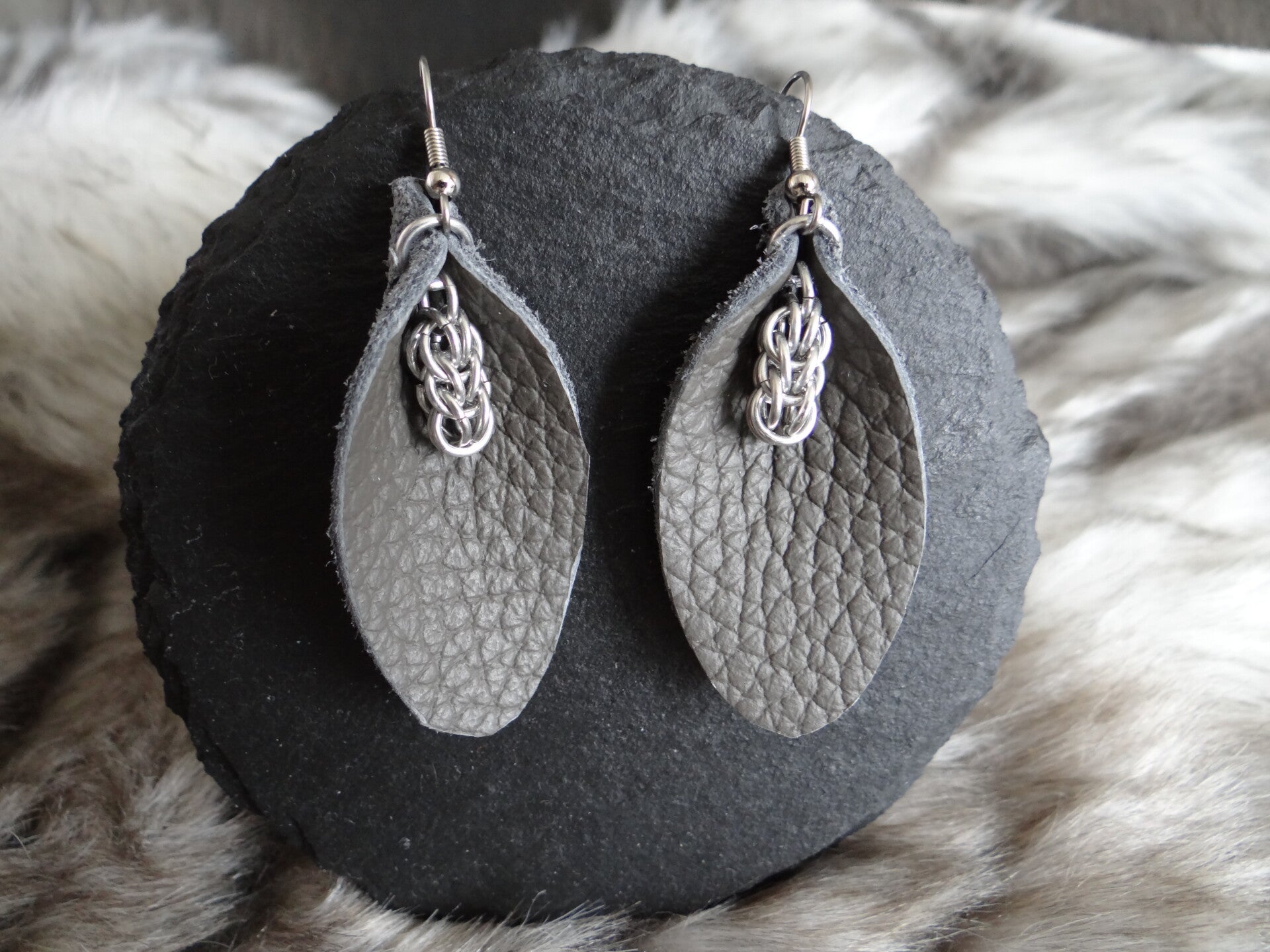 Leren oorhangers met full persian chainmail