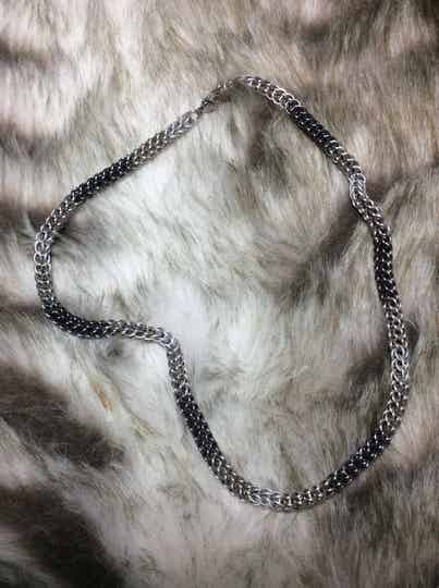 Chainmail collier drie tinten grijs