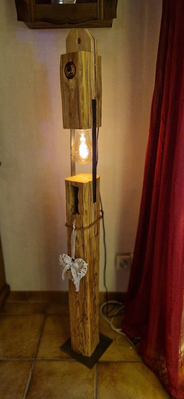 Einzelstück - Handfertigte Stehlampe aus Altholz