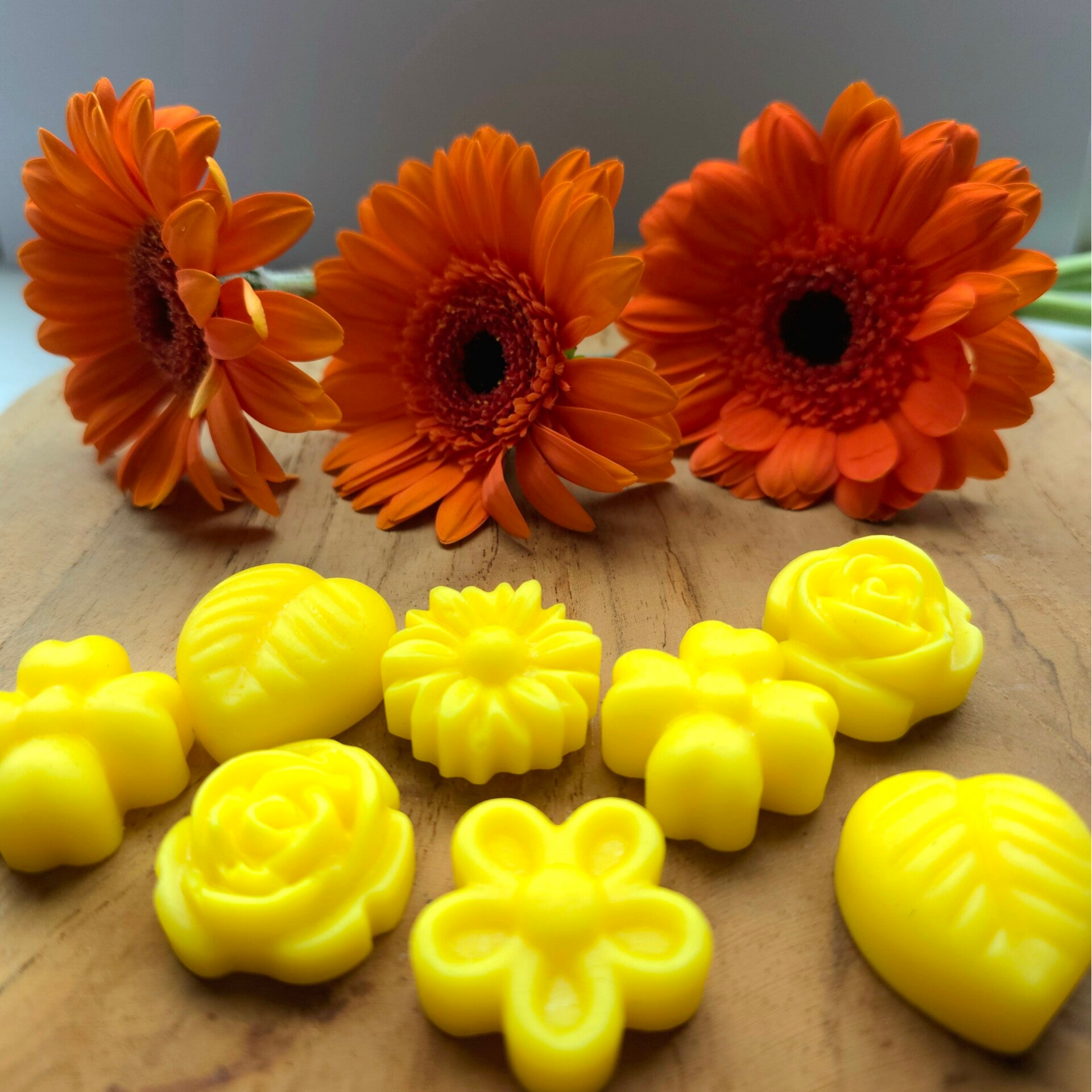 Vrolijke handgemaakte waxmelts met sterke citroen geur 2/4/6 stuks