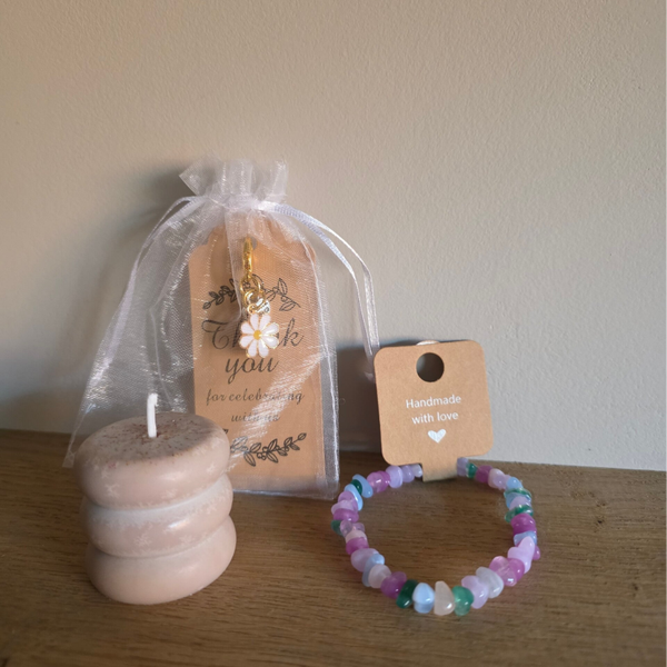Giftset klein thank you beige, roze. Kaarsje, armband en sleutelhanger.