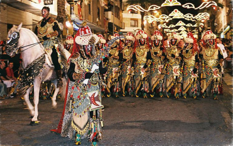 Moros y Cristianos De beroemde feesten "Moros y Cristianos" in de laatste week van Juli. De parades, de défilé's met een paar 1000 gekostumeerde  deelnemers. De processie van de heilige Marta, de patrones van het dorp. De muziek van de "bandas de musica",