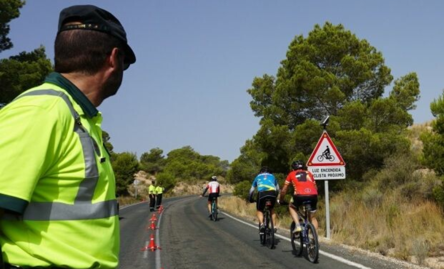 PAS OP BIJ HET INHALEN VAN FIETSERS OP SPAANSE WEGEN