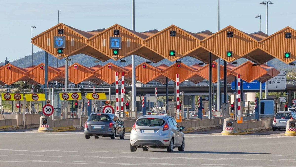 DE SPAANSE REGERING OVERWEEGT OM IN 2024 OP ALLE SNELWEGEN TOL TE HEFFEN
