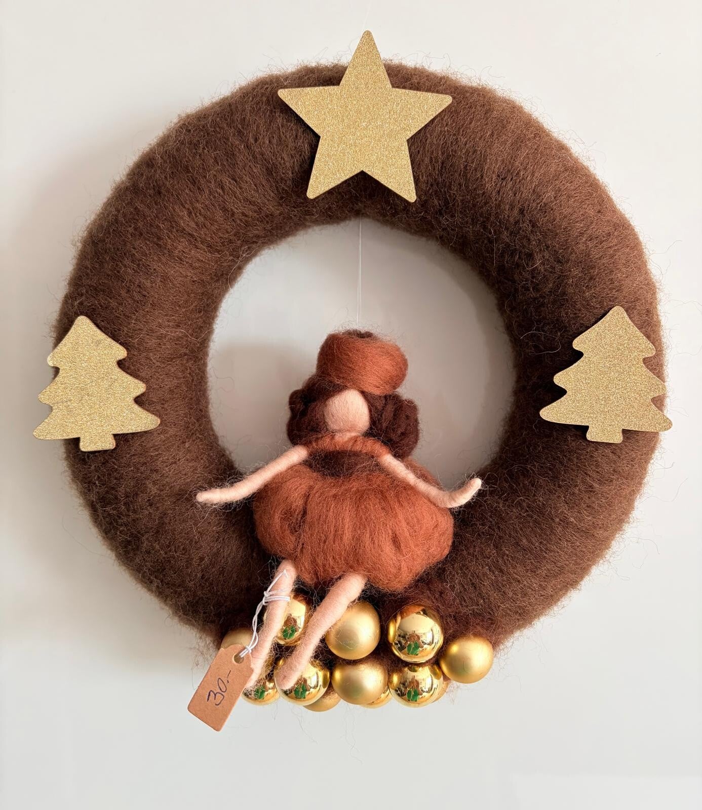 Filzfee im Weihnachtskranz in braun mit goldenen Kugeln