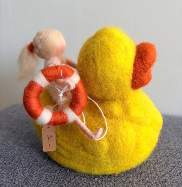 Filzfee mit Schwimmreifen und Badeente