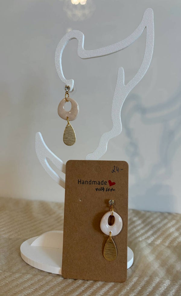 Ohrstecker mit goldenem Anhänger