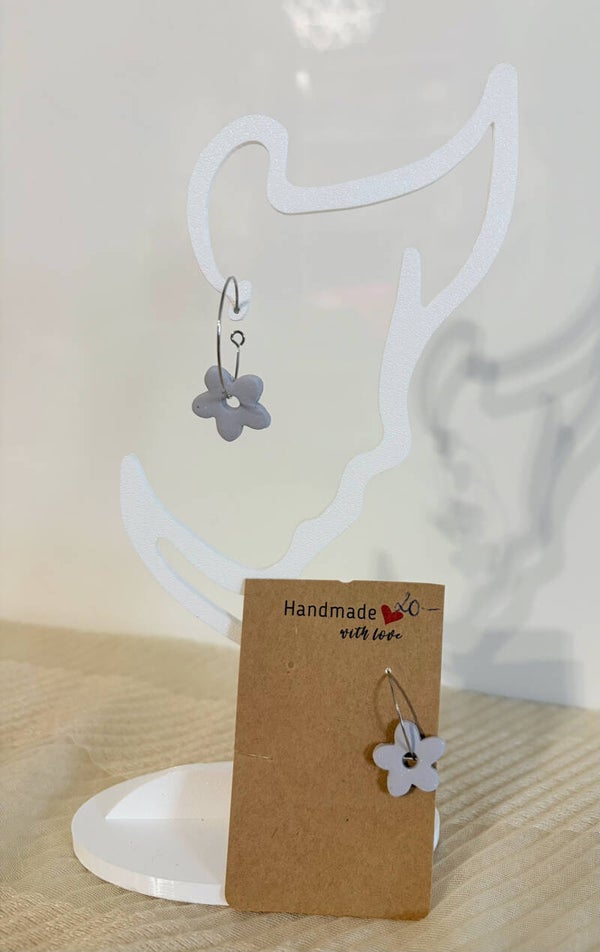 Creolen mit Mini Blumen grau