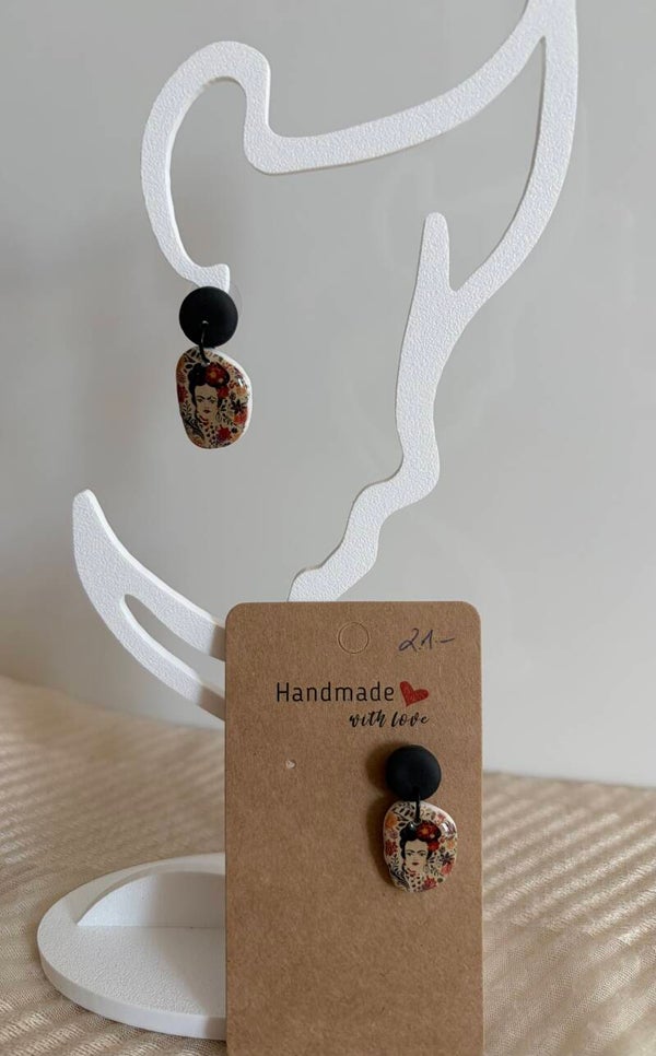 Ohrringe Frida halbrund Blume im Haar