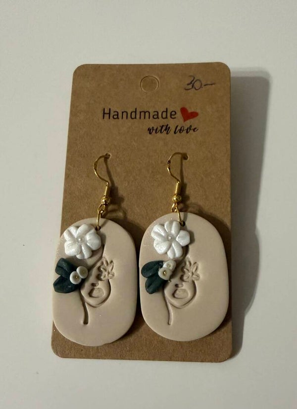 Ohrringe beige mit Gesicht und Blume