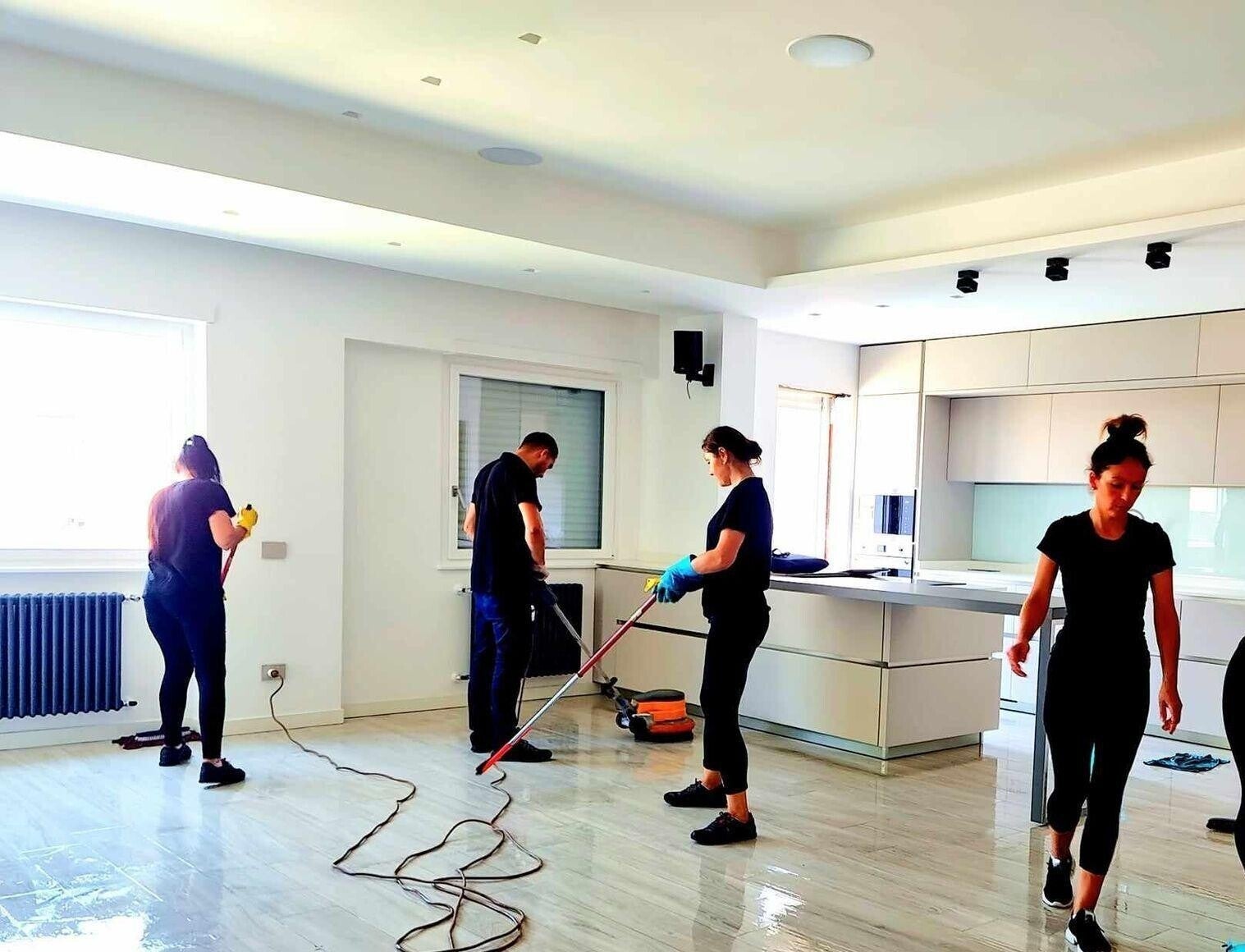 Squadra di pulizie al lavoro in un appartamento dopo la ristrutturazione