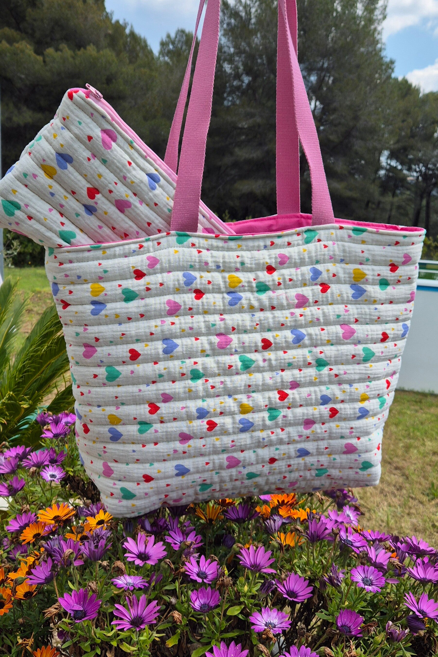 Cabas XL blanc imprimé petits coeurs multicolores modèle LOVE