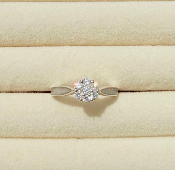Cluster solitaire ring