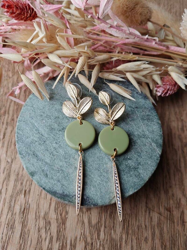 Oorbel: bladprikker met pastelgroen en diamantstaafje