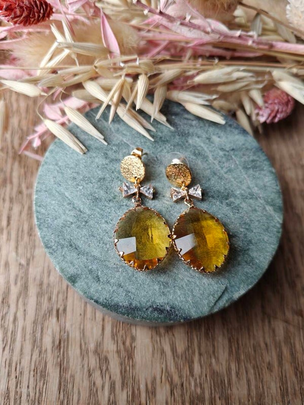 Oorbel GE7: okergele hanger met strikje