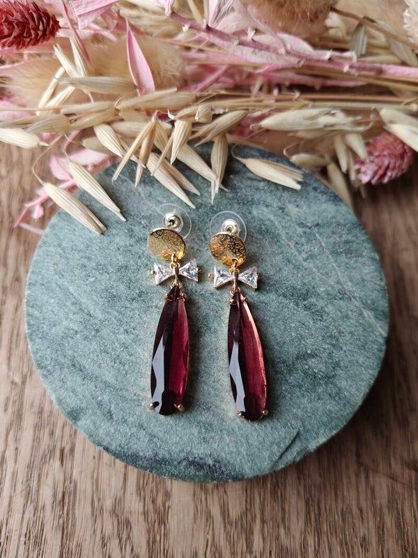 Oorbel: Bordeaux hanger met gouden prikker